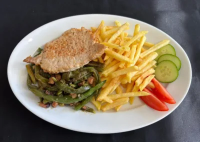 hranolky s vepřovým plátkem